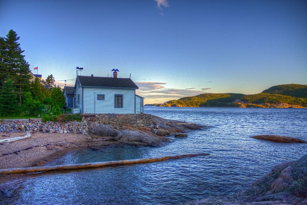 A cabin by the beach is perfect for those who like swimming and long walks along the beach. 