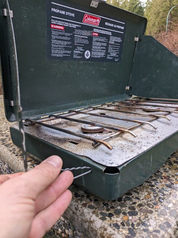 Connecting the wind screen to the stove